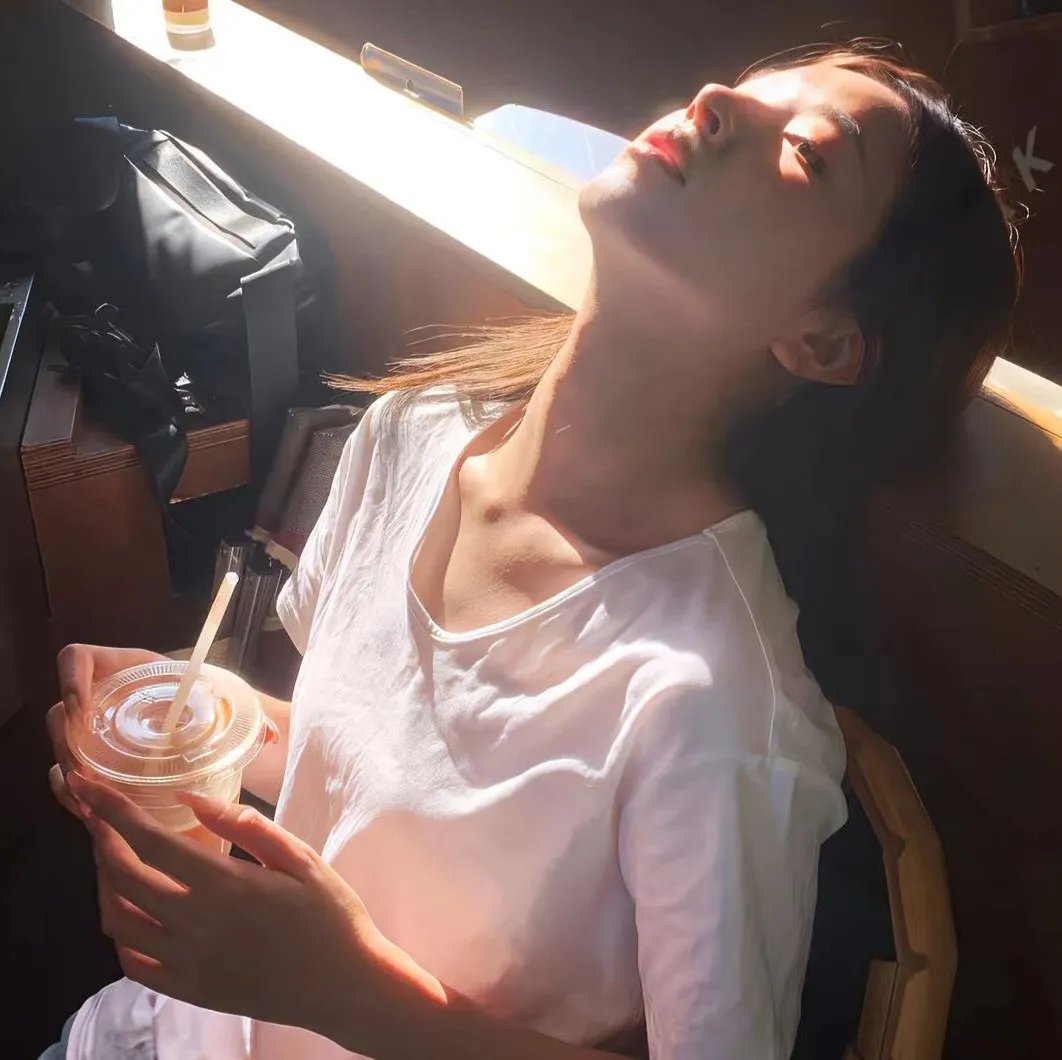 骑单车的人海报